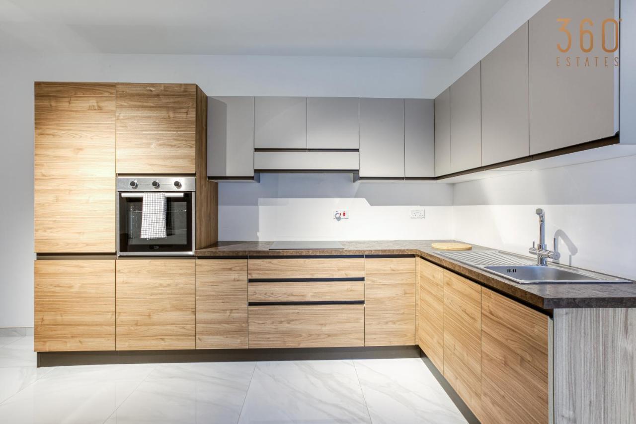 Modern 2Br Apt With Private Terrace & Sofa Bed By 360 Estates セント・ポールズ・ベイ エクステリア 写真