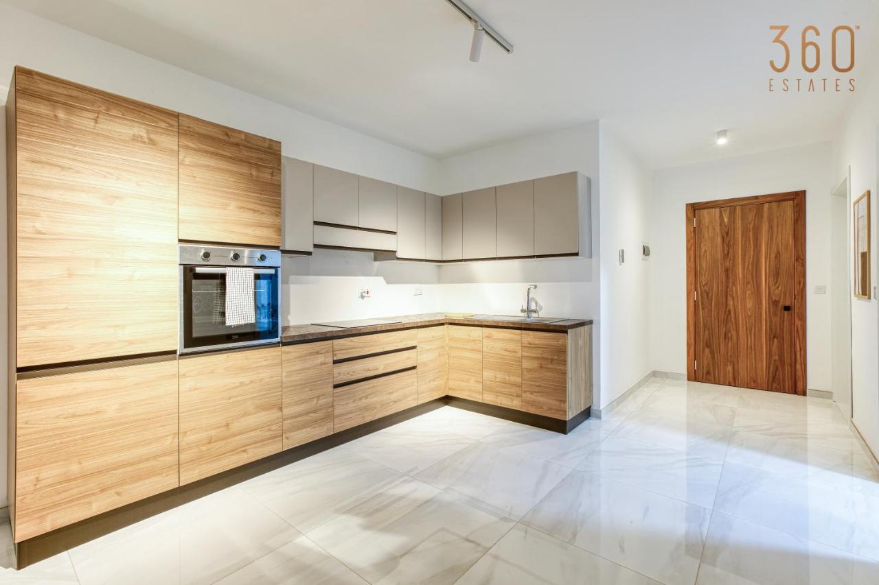 Modern 2Br Apt With Private Terrace & Sofa Bed By 360 Estates セント・ポールズ・ベイ エクステリア 写真